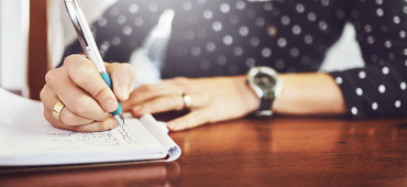 Kvinna som skriver om att få diagnosen MS